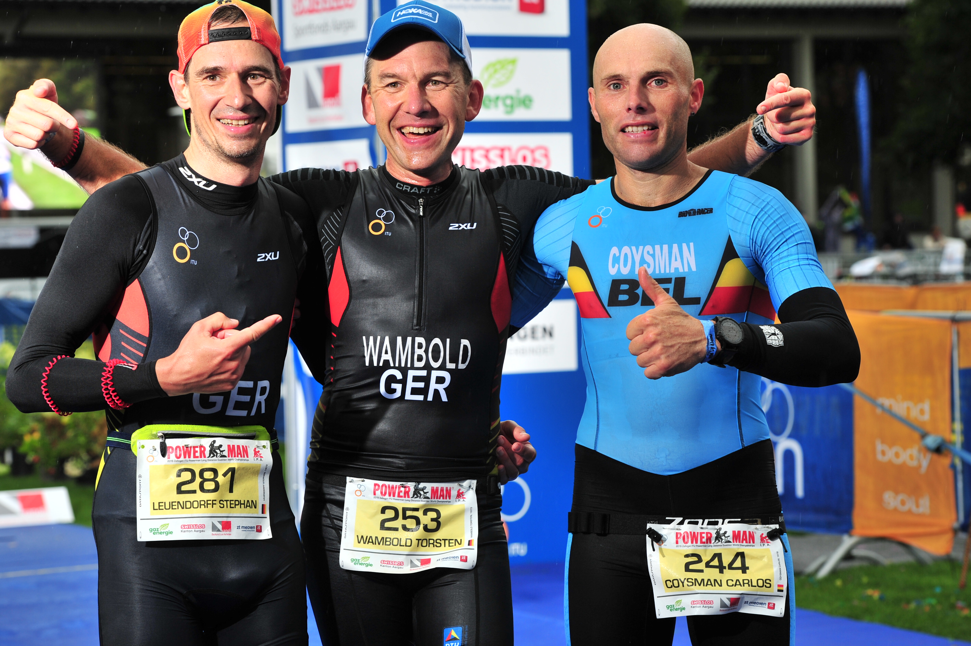 Happiness behind the finish line. Great guys- looking forward to see again!
©http://www.alphafoto.com/ 11718886_orig
